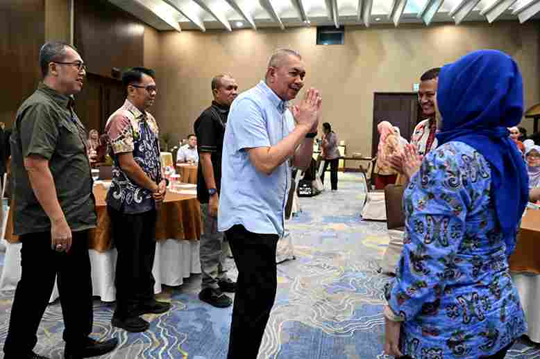 Penjabat Sekretaris Daerah Provinsi (Sekdaprov) Sumatera Utara (Sumut) Sulaiman Harahap di dampingi Kepala Dinas Kesehatan Provinsi Sumut Muhammad Faisal Hasrimy beserta sejumlah OPD membuka workshop penguatan TGC Provinsi dan Kabupaten/Kota terkait JOI dan respons KLB Flu Burung di Hotel Santika Medan, Selasa (9/6/26).