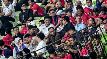 Gubernur Sumatera Utara (Sumut) Muhammad Bobby Afif Nasution bersama Ketua Umum PSSI Erick Thohir menyaksikan secara langsung pertandingan babak empat ASEAN U19 Boys Bank Sumut Champioship 2026 antara Indonesia versus Australia, di Stadion Utama Sumatera Utara, Kamis malam (11/6/2026)
