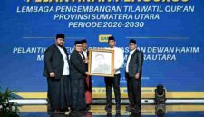 Pengukuhkan Pengurus Lembaga Pengembangan Tilawatil Quran (LPTQ) Provinsi Sumatera Utara periode 2026–2030 sekaligus melantik Dewan Pengawas dan Dewan Hakim MTQ ke-40 Provinsi Sumut di Aula Raja Inal Siregar, Kantor Gubernur Sumut, Jalan Diponegoro Nomor 30, Medan, Minggu (14/6/2026).
