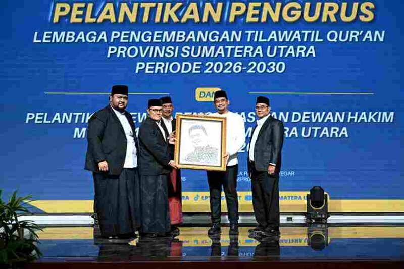 Pengukuhkan Pengurus Lembaga Pengembangan Tilawatil Quran (LPTQ) Provinsi Sumatera Utara periode 2026–2030 sekaligus melantik Dewan Pengawas dan Dewan Hakim MTQ ke-40 Provinsi Sumut di Aula Raja Inal Siregar, Kantor Gubernur Sumut, Jalan Diponegoro Nomor 30, Medan, Minggu (14/6/2026).