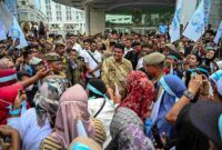 Gubernur Sumatera Utara (Sumut) Muhammad Bobby Afif Nasution didampingi sejumlah OPD menemui langsung dan mendengarkan aspirasi serta menerima petisi para pengunjuk rasa yang tergabung dalam  Lembaga Masyarakat Peduli Makan Bergizi Gratis (LMP MBG) di depan Kantor Gubernur Jalan Diponegoro No 30 Medan, Jumat (19/6/2026)
