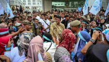 Gubernur Sumatera Utara (Sumut) Muhammad Bobby Afif Nasution didampingi sejumlah OPD menemui langsung dan mendengarkan aspirasi serta menerima petisi para pengunjuk rasa yang tergabung dalam  Lembaga Masyarakat Peduli Makan Bergizi Gratis (LMP MBG) di depan Kantor Gubernur Jalan Diponegoro No 30 Medan, Jumat (19/6/2026)