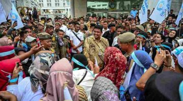 Gubernur Sumatera Utara (Sumut) Muhammad Bobby Afif Nasution didampingi sejumlah OPD menemui langsung dan mendengarkan aspirasi serta menerima petisi para pengunjuk rasa yang tergabung dalam  Lembaga Masyarakat Peduli Makan Bergizi Gratis (LMP MBG) di depan Kantor Gubernur Jalan Diponegoro No 30 Medan, Jumat (19/6/2026)