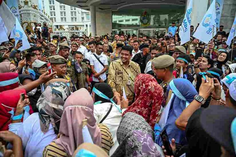 Gubernur Sumatera Utara (Sumut) Muhammad Bobby Afif Nasution didampingi sejumlah OPD menemui langsung dan mendengarkan aspirasi serta menerima petisi para pengunjuk rasa yang tergabung dalam  Lembaga Masyarakat Peduli Makan Bergizi Gratis (LMP MBG) di depan Kantor Gubernur Jalan Diponegoro No 30 Medan, Jumat (19/6/2026)