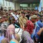 Gubernur Sumatera Utara (Sumut) Muhammad Bobby Afif Nasution didampingi sejumlah OPD menemui langsung dan mendengarkan aspirasi serta menerima petisi para pengunjuk rasa yang tergabung dalam  Lembaga Masyarakat Peduli Makan Bergizi Gratis (LMP MBG) di depan Kantor Gubernur Jalan Diponegoro No 30 Medan, Jumat (19/6/2026)