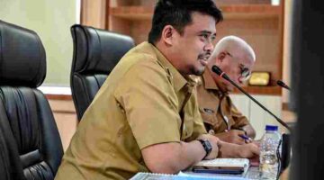 Gubernur Sumatera Utara (Sumut) Bobby Afif Nasution, Wakil Gubernur Sumut Surya, Penjabat Sekretaris Daerah Provinsi (Sekdaprov) Sulaiman Harahap saat memimpin Rapat Pimpinan Forum Koordinasi, Sinkronisasi, Monitoring, dan Evaluasi Realisasi Anggaran serta Capaian Pelaksanaan PHTC dan PSD seluruh perangkat daerah di Ruang Rapat I Lantai 2 Kantor Gubernur Sumut, Jalan Pangeran Diponegoro Nomor 30 Medan, Senin (22/6/2026).