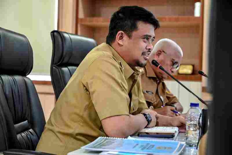 Gubernur Sumatera Utara (Sumut) Bobby Afif Nasution, Wakil Gubernur Sumut Surya, Penjabat Sekretaris Daerah Provinsi (Sekdaprov) Sulaiman Harahap saat memimpin Rapat Pimpinan Forum Koordinasi, Sinkronisasi, Monitoring, dan Evaluasi Realisasi Anggaran serta Capaian Pelaksanaan PHTC dan PSD seluruh perangkat daerah di Ruang Rapat I Lantai 2 Kantor Gubernur Sumut, Jalan Pangeran Diponegoro Nomor 30 Medan, Senin (22/6/2026).