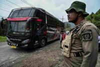 Sejumlah Satuan Polisi Pamong Praja Provinsi Sumatera Utara bersama Satpol PP Kabupaten Karo menjaga sejumlah titik yang merupakan pos pos pemungutan retribusi untuk masuk ke Kawasan wisata air panas sidebu debu, desa doulu, Kabupaten Karo, minggu (28/6/26).