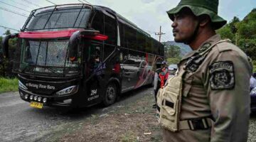 Sejumlah Satuan Polisi Pamong Praja Provinsi Sumatera Utara bersama Satpol PP Kabupaten Karo menjaga sejumlah titik yang merupakan pos pos pemungutan retribusi untuk masuk ke Kawasan wisata air panas sidebu debu, desa doulu, Kabupaten Karo, minggu (28/6/26).