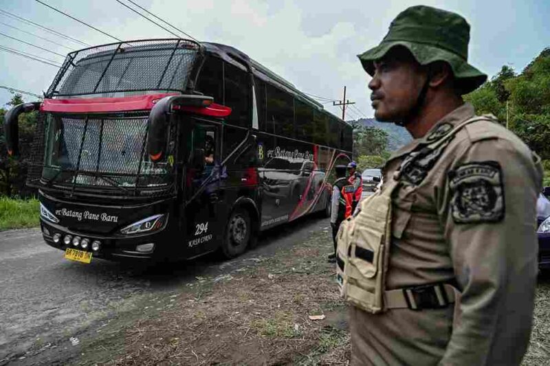 Sejumlah Satuan Polisi Pamong Praja Provinsi Sumatera Utara bersama Satpol PP Kabupaten Karo menjaga sejumlah titik yang merupakan pos pos pemungutan retribusi untuk masuk ke Kawasan wisata air panas sidebu debu, desa doulu, Kabupaten Karo, minggu (28/6/26).