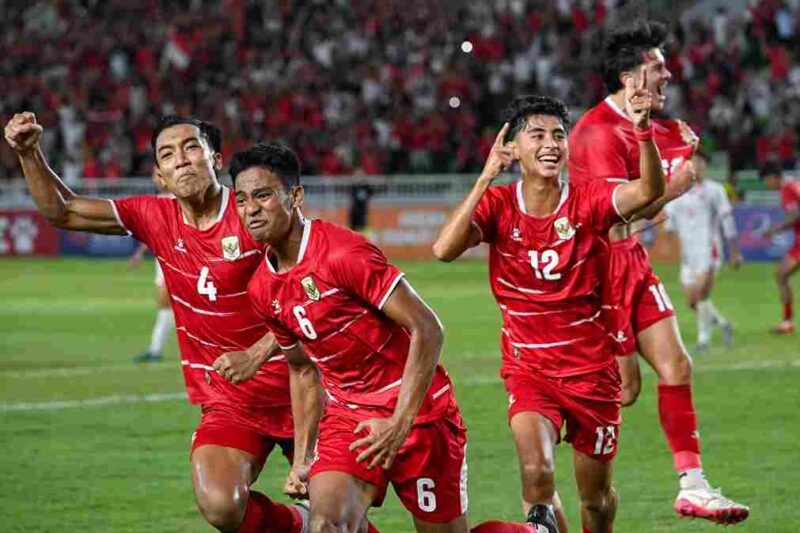 Sejumlah Pemain Timnas U19 Indonesia melakukan selebrasi usai berhasil mencetak gol lewat tendangan pinalti Evandra (6) pada Pertandingan Sepak Bola Piala AFF U19 antara Indonesia melawan Vietnam di Stadion Utama Sumatera Utara, Minggu Malam (7/6/2026). Indonesia berhasil menang melawan Vietnam dengan skor akhir 2-1.