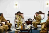 Gubernur Sumatera Utara (Sumut) Bobby Nasution menerima Audiensi Bupati Karo Antonius Ginting beserta jajarannya di ruang kerja Gubernur, lantai 10 Kantor Gubernur Sumut, Jalan Diponegoro, Medan, Senin (22/6/2026).