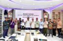Sekretaris Dinas Komunikasi dan Informatikan Provinsi Sumatera Utara (Sumut) didampingi Kepala Bidang Informasi dan Komunikasi Publik (IKP) Porman Mahulae saat menerima kunjungan tim Pengelola Informasi dan Dokumentasi (PPID)  Sekretariat Jenderal Dewan Perwakilan Rakyat Republik Indonesia di Aula Transparansi, Kantor Dinas Komunikasi dan Informatika Sumut, Jalan HM Said, Medan, Selasa (23/6/2026).