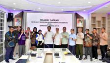 Sekretaris Dinas Komunikasi dan Informatikan Provinsi Sumatera Utara (Sumut) didampingi Kepala Bidang Informasi dan Komunikasi Publik (IKP) Porman Mahulae saat menerima kunjungan tim Pengelola Informasi dan Dokumentasi (PPID)  Sekretariat Jenderal Dewan Perwakilan Rakyat Republik Indonesia di Aula Transparansi, Kantor Dinas Komunikasi dan Informatika Sumut, Jalan HM Said, Medan, Selasa (23/6/2026).