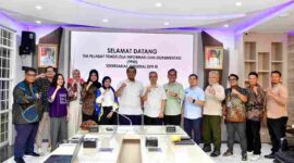 Sekretaris Dinas Komunikasi dan Informatikan Provinsi Sumatera Utara (Sumut) didampingi Kepala Bidang Informasi dan Komunikasi Publik (IKP) Porman Mahulae saat menerima kunjungan tim Pengelola Informasi dan Dokumentasi (PPID)  Sekretariat Jenderal Dewan Perwakilan Rakyat Republik Indonesia di Aula Transparansi, Kantor Dinas Komunikasi dan Informatika Sumut, Jalan HM Said, Medan, Selasa (23/6/2026).