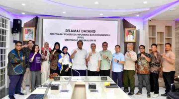 Sekretaris Dinas Komunikasi dan Informatikan Provinsi Sumatera Utara (Sumut) didampingi Kepala Bidang Informasi dan Komunikasi Publik (IKP) Porman Mahulae saat menerima kunjungan tim Pengelola Informasi dan Dokumentasi (PPID)  Sekretariat Jenderal Dewan Perwakilan Rakyat Republik Indonesia di Aula Transparansi, Kantor Dinas Komunikasi dan Informatika Sumut, Jalan HM Said, Medan, Selasa (23/6/2026).