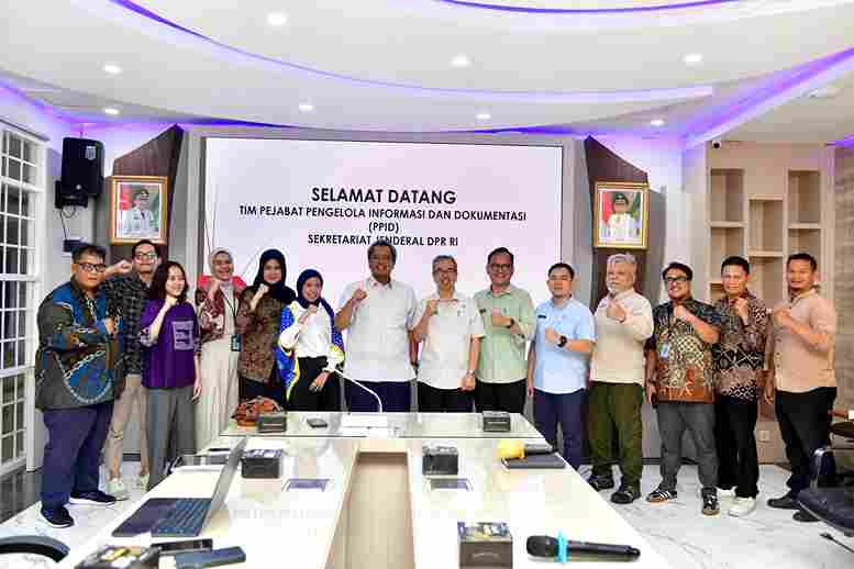 Sekretaris Dinas Komunikasi dan Informatikan Provinsi Sumatera Utara (Sumut) didampingi Kepala Bidang Informasi dan Komunikasi Publik (IKP) Porman Mahulae saat menerima kunjungan tim Pengelola Informasi dan Dokumentasi (PPID)  Sekretariat Jenderal Dewan Perwakilan Rakyat Republik Indonesia di Aula Transparansi, Kantor Dinas Komunikasi dan Informatika Sumut, Jalan HM Said, Medan, Selasa (23/6/2026).
