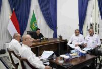 Gubernur Sumatera Utara (Sumut) Muhammad Bobby Afif Nasution memimpin rapat Penyerahan Dana Bagi Hasil (DBH) Kabupaten/Kota se-Sumatera Utara Tahun 2026 secara virtual dari Aula Tengku Rizal Nurdin, Jalan Sudirman Medan, Rabu (10/6/2026) malam.