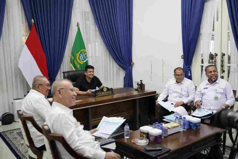 Gubernur Sumatera Utara (Sumut) Muhammad Bobby Afif Nasution memimpin rapat Penyerahan Dana Bagi Hasil (DBH) Kabupaten/Kota se-Sumatera Utara Tahun 2026 secara virtual dari Aula Tengku Rizal Nurdin, Jalan Sudirman Medan, Rabu (10/6/2026) malam.