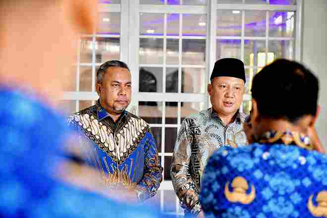 Ketua Tim Seleksi (Timsel) Calon Anggota Komisioner Komisi Informasi (KI) Sumatera Utara (Sumut) periode 2026–2030 Hatta Ridho, didampingi Asisten Administrasi Umum Setdaprov Sumut Muhamad Suib yang juga anggota Timsel melaksanakan tahapan wawancara Calon Anggota Komisioner KI Sumut periode 2026–2030 di Kantor Dinas Komunikasi dan Informatika Sumut, Jalan HM Said, Medan, Rabu (17/6/2026).