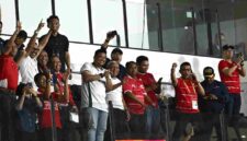 Gubernur Sumatera Utara (Sumut)  Muhammad Bobby Afif Nasution  bersama Wakil Gubernur Sumut Surya, Sekdaprov Sumut Sulaiman Harahap, Bupati Serdangbedagai Dharma Wijaya, serta sejumlah OPD Provinsi Sumut bersorak gembira saat Timnas U-19 Indonesia berhasil membobol gawang Timnas U-19 Timor Leste pada penyisihan Grup A Piala AFF 2026 di  Stadion Utama Sumatera Utara, Deliserdang, Kamis (4/6/2026). 