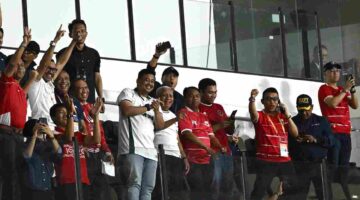 Gubernur Sumatera Utara (Sumut)  Muhammad Bobby Afif Nasution  bersama Wakil Gubernur Sumut Surya, Sekdaprov Sumut Sulaiman Harahap, Bupati Serdangbedagai Dharma Wijaya, serta sejumlah OPD Provinsi Sumut bersorak gembira saat Timnas U-19 Indonesia berhasil membobol gawang Timnas U-19 Timor Leste pada penyisihan Grup A Piala AFF 2026 di  Stadion Utama Sumatera Utara, Deliserdang, Kamis (4/6/2026). 