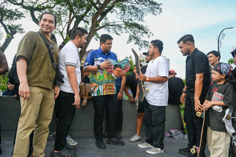 Gubernur Sumut, Bobby Nasution menghadiri Go Skateboarding Day 2026 yang diselenggarakan di Skate Plaza Lapangan Merdeka Medan, Minggu (21/6/2026). 