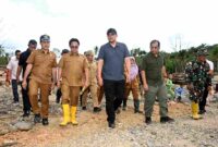 Gubernur Sumatera Utara (Sumut) Muhammad Bobby Afif Nasution didampingi Kepala Dinas Perindustrian, Perdagangan, Energi dan Sumber Daya Mineral (Perindag ESDM) Sumut Dedi Jaminsyah Putra Harahap meninjau Sungai Badiri, Kecamatan Badiri, Kabupaten Tapteng, baru-baru ini.