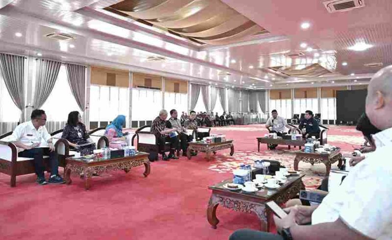 Bobby Nasution saat menerima audiensi Satuan Kerja Khusus Pelaksana Kegiatan Usaha Hulu Minyak dan Gas Bumi (SKK Migas) Wilayah Sumatera Bagian Utara (Sumbagut) di Aula Tengku Rizal Nurdin, Rumah Dinas Gubernur Sumut, Jalan Jenderal Sudirman, Medan, Kamis (4/6/2026). (Foto:Ist)