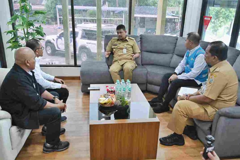 Gubernur Sumatera Utara (Sumut) Muhammad Bobby Afif Nasution melakukan kunjungan kerja ke Kantor PT PLN (Persero) Unit Pelaksana Pengatur Beban (UP2B) Wilayah  Sumatera Bagian Utara (Sumbagut) di Lorong XII Nomor 6 Glugur, Kota Medan, Senin (8/6/2026).