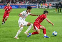 Pesepak Bola Myanmar U19 Myo Khant Kyaw (kiri) mencoba merebut bola di kaki Pesepak Bola Indonesia U19 Amar Brkic (kanan) pada pertandingan Sepak Bola Piala AFF U19 di Stadion Utama Sumatera Utara, Kabupaten Deli Serdang, Senin Malam (1/6/2026). Timnas Indonesia U19 berhasil menang dengan skor akhir 3-0.