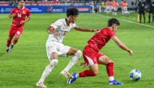 Pesepak Bola Myanmar U19 Myo Khant Kyaw (kiri) mencoba merebut bola di kaki Pesepak Bola Indonesia U19 Amar Brkic (kanan) pada pertandingan Sepak Bola Piala AFF U19 di Stadion Utama Sumatera Utara, Kabupaten Deli Serdang, Senin Malam (1/6/2026). Timnas Indonesia U19 berhasil menang dengan skor akhir 3-0.