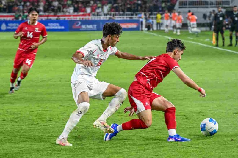Pesepak Bola Myanmar U19 Myo Khant Kyaw (kiri) mencoba merebut bola di kaki Pesepak Bola Indonesia U19 Amar Brkic (kanan) pada pertandingan Sepak Bola Piala AFF U19 di Stadion Utama Sumatera Utara, Kabupaten Deli Serdang, Senin Malam (1/6/2026). Timnas Indonesia U19 berhasil menang dengan skor akhir 3-0.