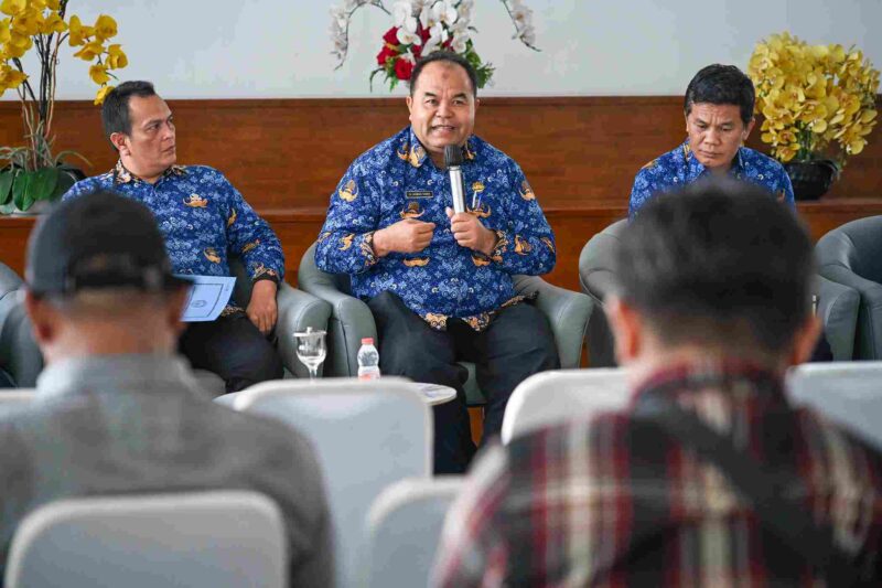 Kepala Bagian Kerjasama Biro Pemerintahan dan Otonomi Daerah Setdaprov Sumut, Ahmad Yamin saat konferensi pers terkait Program Prioritas, Proyek Strategis dan Kegiatan Unggulan OPD di Anjungan Dekranasda, lantai 1 Kantor Gubernur Sumut, Jalan Diponegoro No. 30, Medan, Rabu (17/6/2026).