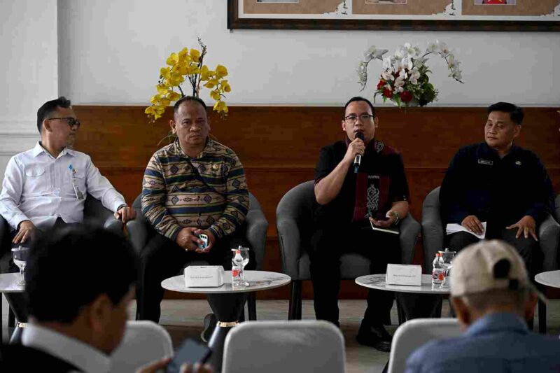 Pemerintah Provinsi (Pemprov) Sumatera Utara (Sumut) melalui Biro Pengadaan Barang dan Jasa (PBJ) Setdaprovsu melakukan Konferensi Pers terkait progres realisasi pengadaan barang dan jasa Pemprovsu. Kegiatan ini difasilitasi Dinas Kominfo Sumut berlangsung di Lobby Dekranasda Lantai 1 Kantor Gubernur Sumut Jalan Diponegoro 30 Kota Medan, Kamis (18/6/2026).