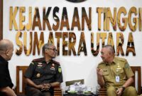 Penjabat (Pj) Sekretaris Daerah Provinsi (Sekdaprov) Sumatera Utara (Sumut) Sulaiman Harahap didampingi Asisten Administrasi Umum Setdaprov Sumut Muhammad Suib, Ketua LPTQ Sumut Muhammad Yasir Tanjung, serta Kepala Biro Kesejahteraan Rakyat Setdaprov Sumut Abu Kosim bertemu Kajatisu di Kantor Kejaksaan Tinggi Sumut, Jalan Jenderal Besar AH Nasution No. 1C, Pangkalan Masyhur, Kecamatan Medan Johor, Senin (8/6/2026).