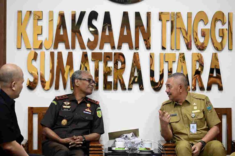 Penjabat (Pj) Sekretaris Daerah Provinsi (Sekdaprov) Sumatera Utara (Sumut) Sulaiman Harahap didampingi Asisten Administrasi Umum Setdaprov Sumut Muhammad Suib, Ketua LPTQ Sumut Muhammad Yasir Tanjung, serta Kepala Biro Kesejahteraan Rakyat Setdaprov Sumut Abu Kosim bertemu Kajatisu di Kantor Kejaksaan Tinggi Sumut, Jalan Jenderal Besar AH Nasution No. 1C, Pangkalan Masyhur, Kecamatan Medan Johor, Senin (8/6/2026).