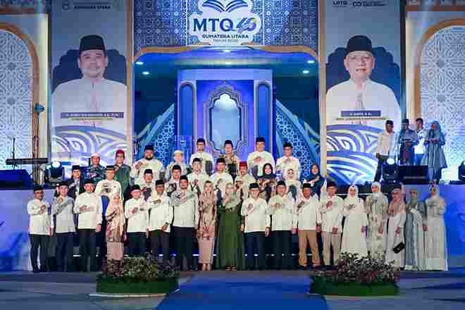 Gubernur Sumut Bobby Nasution bersama Wakil Gubernur Sumut Surya menghadiri Pembukaan Musabaqah Tilawatil Qur'an (MTQ) ke 40 tingkat Provinsi Sumatera Utara yang dibuka secara langsung oleh Wakil Menteri Agama Republik Indonesia Romo Muhammad Syafi'i di Lapangan Astaka, Jalan Williem Iskandar, Pancing, Kabupaten Deliserdang, Senin Malam (15/6/2026).