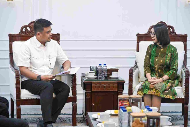 Gubernur Sumut Muhammad Bobby Afif Nasution menandatangani Nota Kesepahaman antara Pemprov Sumut dengan Rumah Sakit Mata Cicendo Bandung terkait Jejaring Pengampuan Mata di Ruang Kerja Gubernur Sumurt, lantai 10 Kantor Gubernur Sumut, Jalan Diponegoro No. 30, Medan, Rabu (3/6/2026).