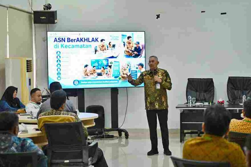 Penjabat Sekretaris Daerah Provinsi Daerah Sumatera Utara (Sumut) Sulaiman Harahap sebagai Narasumber Diklat Pemerintahan dan Kepamongprajaan bagi Camat Angkatan II Tahun Anggaran 2026 di Kantor Badan Pengembangan Sumber Daya Manusia (BPSDM) Sumut Jalan Ngalengko Nomor 1 Medan, Jumat (26/6/2026).