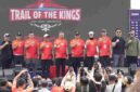 Penjabat (Pj) Sekretaris Daerah Provinsi Sumatera Utara Sulaiman Harahap bersama Bupati Samosir Vandiko Gultom menyerahkan hadiah kepada para pemenang Trail Of The King Ultra Trail de Mount Blanc  (UTMB) 2026 di area Waterfront, Pangururan Samosir,  Minggu (14/6/2026). 