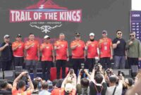 Penjabat (Pj) Sekretaris Daerah Provinsi Sumatera Utara Sulaiman Harahap bersama Bupati Samosir Vandiko Gultom menyerahkan hadiah kepada para pemenang Trail Of The King Ultra Trail de Mount Blanc  (UTMB) 2026 di area Waterfront, Pangururan Samosir,  Minggu (14/6/2026). 