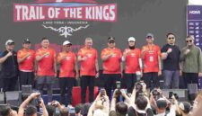 Penjabat (Pj) Sekretaris Daerah Provinsi Sumatera Utara Sulaiman Harahap bersama Bupati Samosir Vandiko Gultom menyerahkan hadiah kepada para pemenang Trail Of The King Ultra Trail de Mount Blanc  (UTMB) 2026 di area Waterfront, Pangururan Samosir,  Minggu (14/6/2026). 