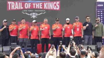 Penjabat (Pj) Sekretaris Daerah Provinsi Sumatera Utara Sulaiman Harahap bersama Bupati Samosir Vandiko Gultom menyerahkan hadiah kepada para pemenang Trail Of The King Ultra Trail de Mount Blanc  (UTMB) 2026 di area Waterfront, Pangururan Samosir,  Minggu (14/6/2026). 
