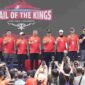Penjabat (Pj) Sekretaris Daerah Provinsi Sumatera Utara Sulaiman Harahap bersama Bupati Samosir Vandiko Gultom menyerahkan hadiah kepada para pemenang Trail Of The King Ultra Trail de Mount Blanc  (UTMB) 2026 di area Waterfront, Pangururan Samosir,  Minggu (14/6/2026). 