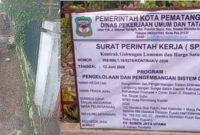 Saluran yang telah digali (Kiri), Foto Plank Proyek (Kanan).