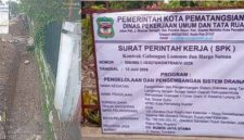 Saluran yang telah digali (Kiri), Foto Plank Proyek (Kanan).