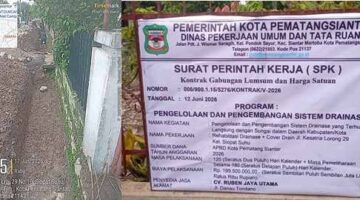 Saluran yang telah digali (Kiri), Foto Plank Proyek (Kanan).