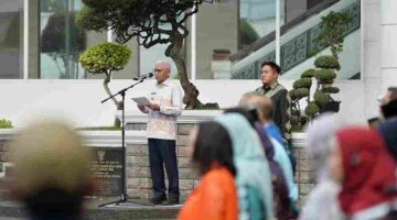 Wakil Gubernur Sumatera Utara (Sumut) Surya memimpin upacara peringatan Hari Keluarga Nasional (Harganas) ke-33 Tingkat Provinsi Sumatera Utara tahun 2026 di halaman Kantor Gubernur Sumut Jalan Diponegoro Kota Medan, Senin (29/6/2026). 