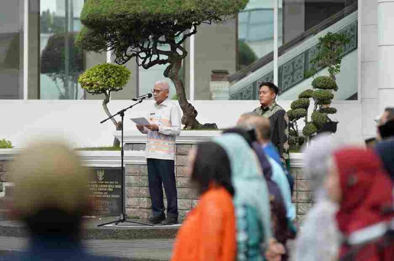 Wakil Gubernur Sumatera Utara (Sumut) Surya memimpin upacara peringatan Hari Keluarga Nasional (Harganas) ke-33 Tingkat Provinsi Sumatera Utara tahun 2026 di halaman Kantor Gubernur Sumut Jalan Diponegoro Kota Medan, Senin (29/6/2026). 